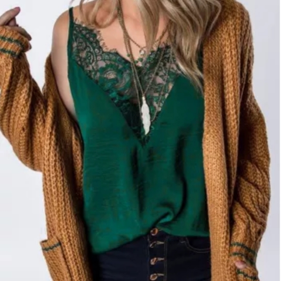 genevesca Tops - 🥂RESTOCKED🥂 Emerald low-cut lace boho cami